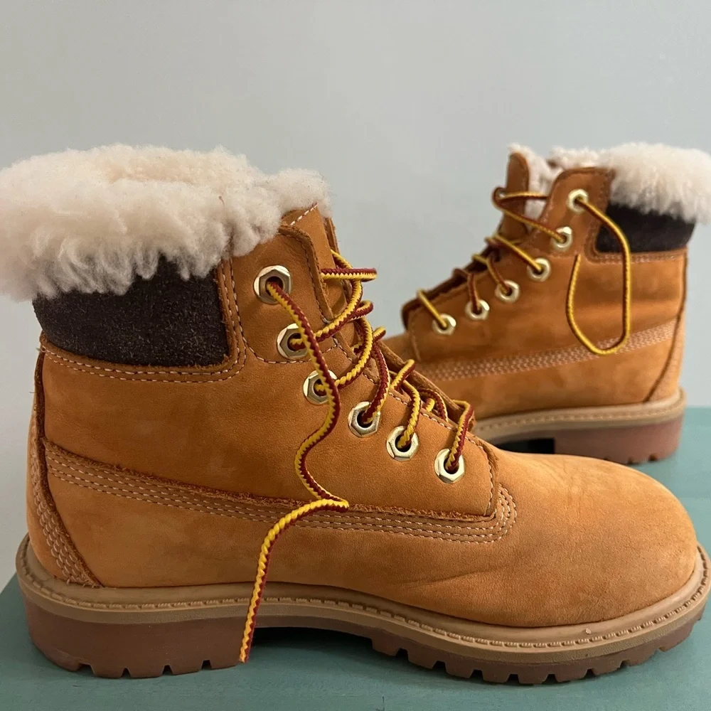 Youth 1.5 Timberland Classic weather resistant laceup boots faux‎ shearling rim